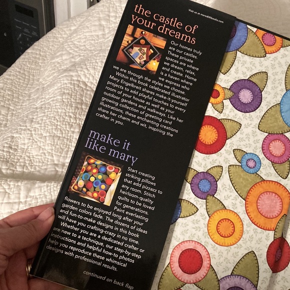 Mary englebreit hardback book. Projects to make indoors & out.Includes patterns - Picture 2 of 16